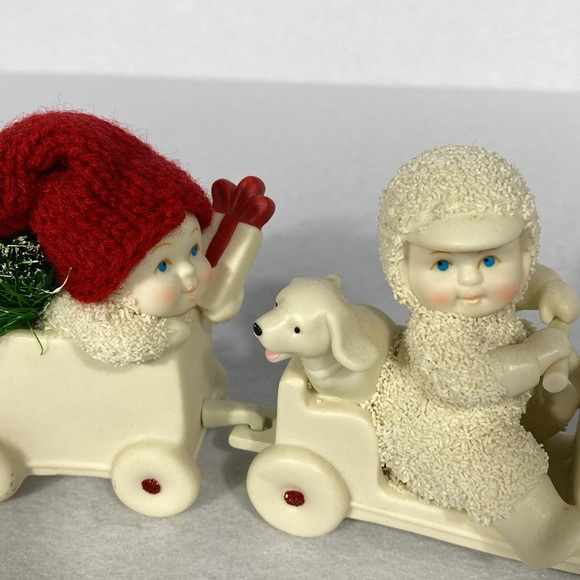 Dept 56 Christmas Coupe Charming Holiday Figurine 2 Piece Set with Tree - Picture 11 of 11